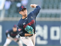 ‘사직 스쿠발’ 김진욱, 6.2이닝 무실점! 롯데, 투수전 끝에 LG 꺾고 연패 탈출 [SS잠실in]