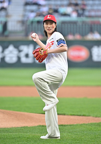 [포토]문학구장 시구에 나선 뷰티 유튜버 씬님