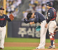 [포토] 교체되는 김진욱 ‘좋은 수비에 감사’