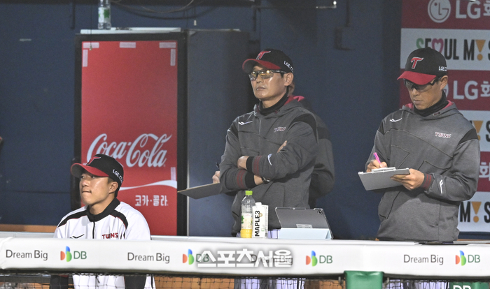 [포토] 염경엽 감독 ‘오늘은 경기가 안풀리네’