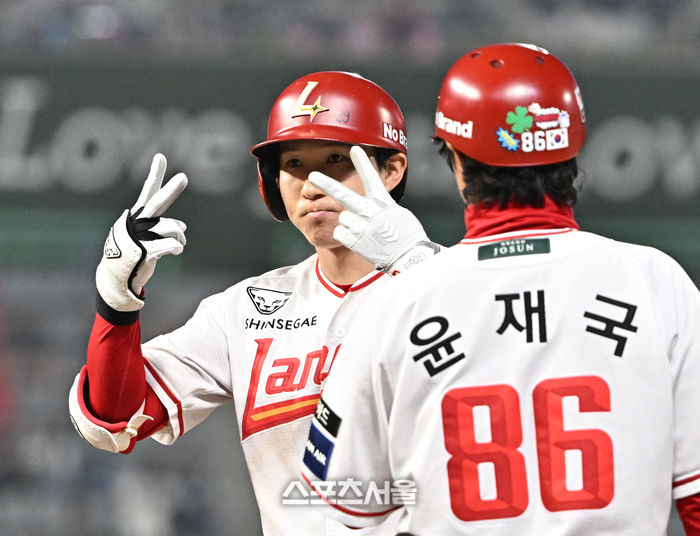 [포토]SSG 박성한, 적시타로 1점 더!