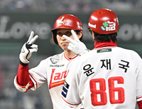 [포토]SSG 박성한, 적시타로 1점 더!