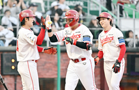 [포토]최정과 홈런 하이파이브 나누는 SSG 고명준