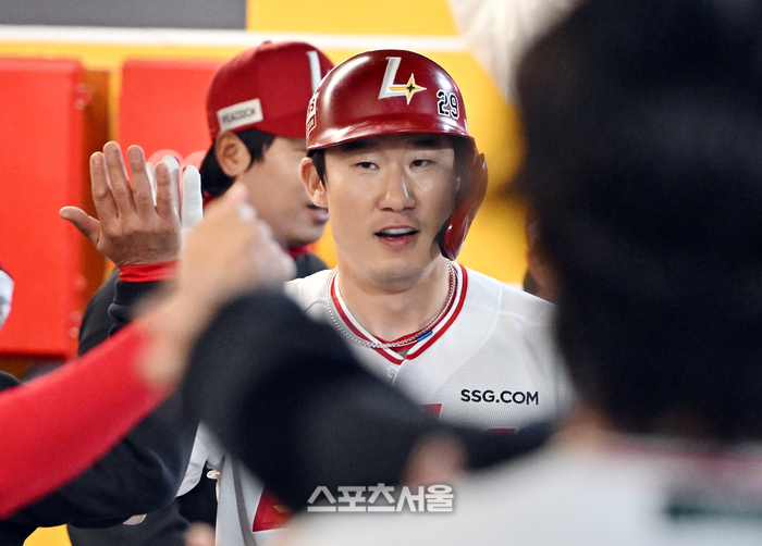 [포토]홈런 하이파이브 나누는 SSG 오태곤
