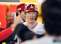[포토]홈런 하이파이브 나누는 SSG 오태곤
