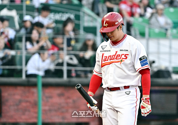 [포토]삼진으로 발걸음 돌리는 SSG 김재환