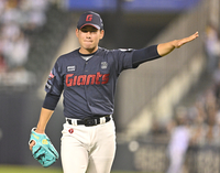 [포토] 김진욱 ‘5회도 잘 막았어’