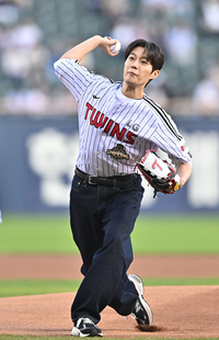 [포토] 시구하는 윤두준 ‘스트라이크’