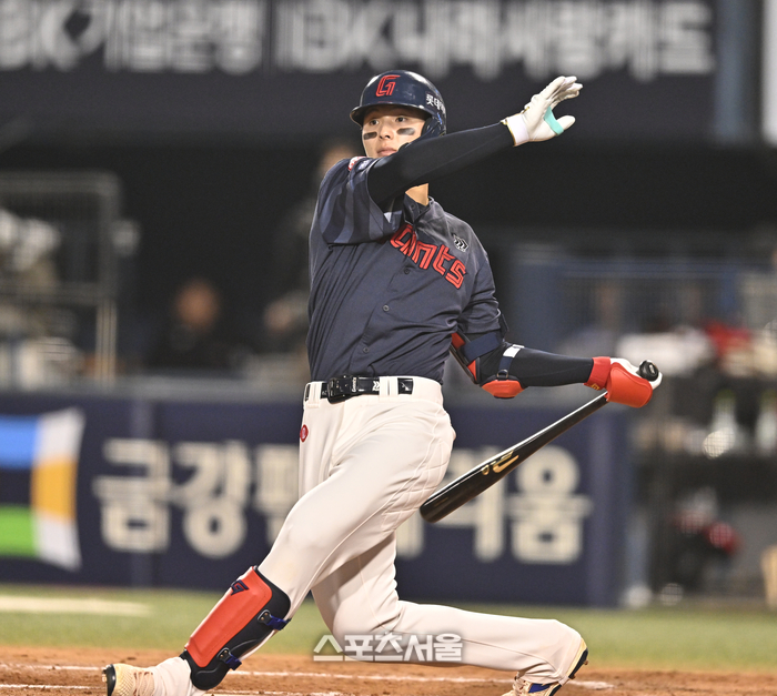 [포토] 윤동희 ‘큰 거 하나 노렸는데’