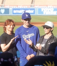 GD·대성, 코첼라 이어 다저스타디움 떴다…사사키와 인증샷