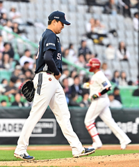 [포토]SSG 고명준에게 3점 홈런 허용한 두산 선발 이영하