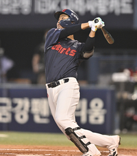 [포토] 손호영 ‘타구가 너무 떴어’