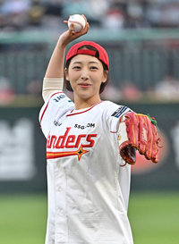 [포토]임민소 아나운서, 힘차게 시구!