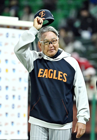 길 잃은 ‘믿음의 야구’…계약 마지막 해 한화 김경문 감독 ‘사면초가’