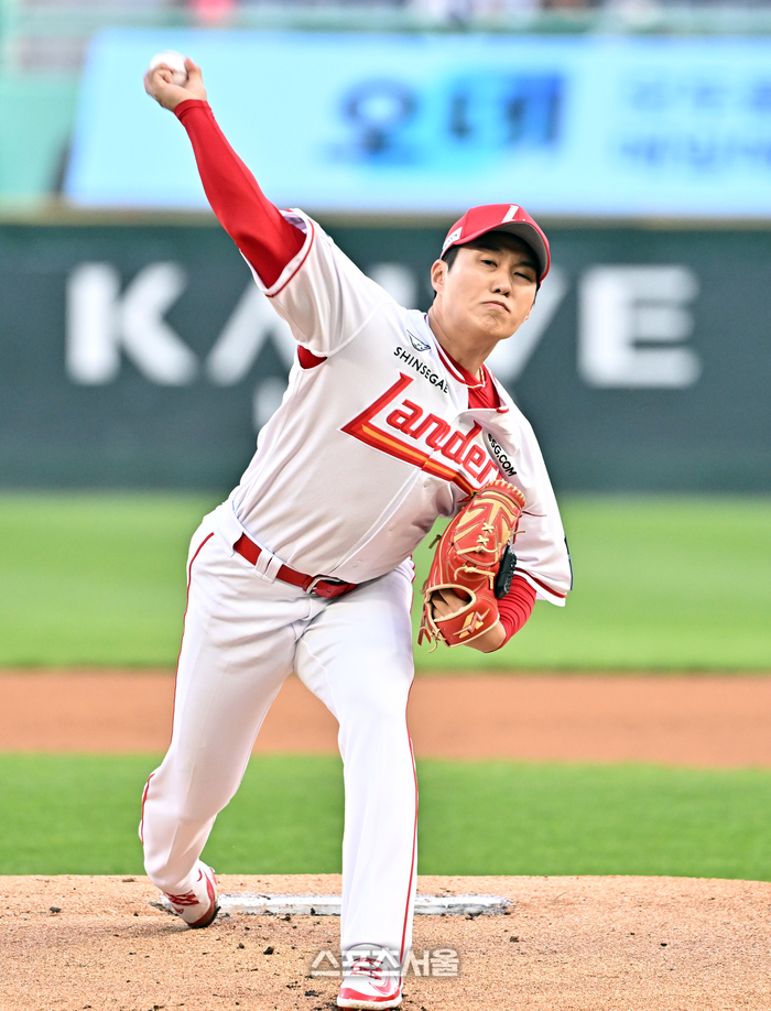 [포토]힘차게 공 뿌리는 SSG 최민준