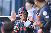 [포토] 손성빈, 3회 시원한 좌중월 홈런