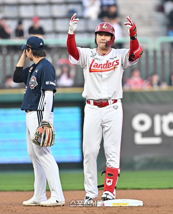 [포토]2루타로 득점 기회 만드는 SSG 최정