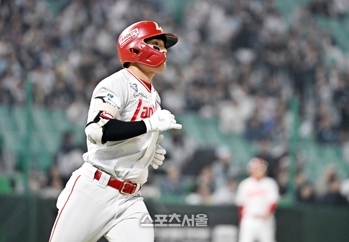 [포토]시즌 첫 홈런 넘기는 SSG 정준재