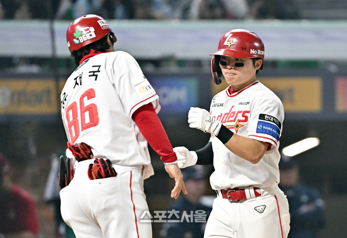 [포토]SSG 정준재, 두산 타무라 상대 시즌 1호 홈런