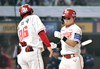 [포토]SSG 정준재, 두산 타무라 상대 시즌 1호 홈런