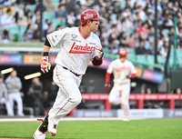 [포토]홈런 타구 확인하는 SSG 고명준