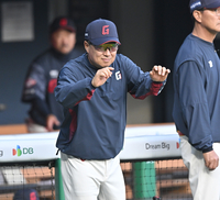 [포토] 상대 코치에 인사하는 김태형 감독