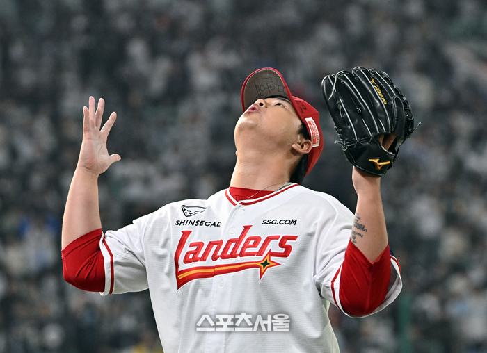 [포토]SSG 김민, 만루 위기 넘겼다!