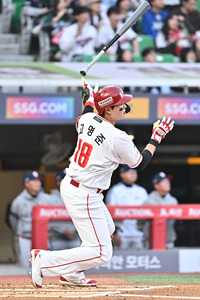 [포토]선제 스리런 홈런 넘기는 SSG 고명준