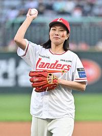 [포토]힘차게 시구하는 뷰티 유튜버 씬님