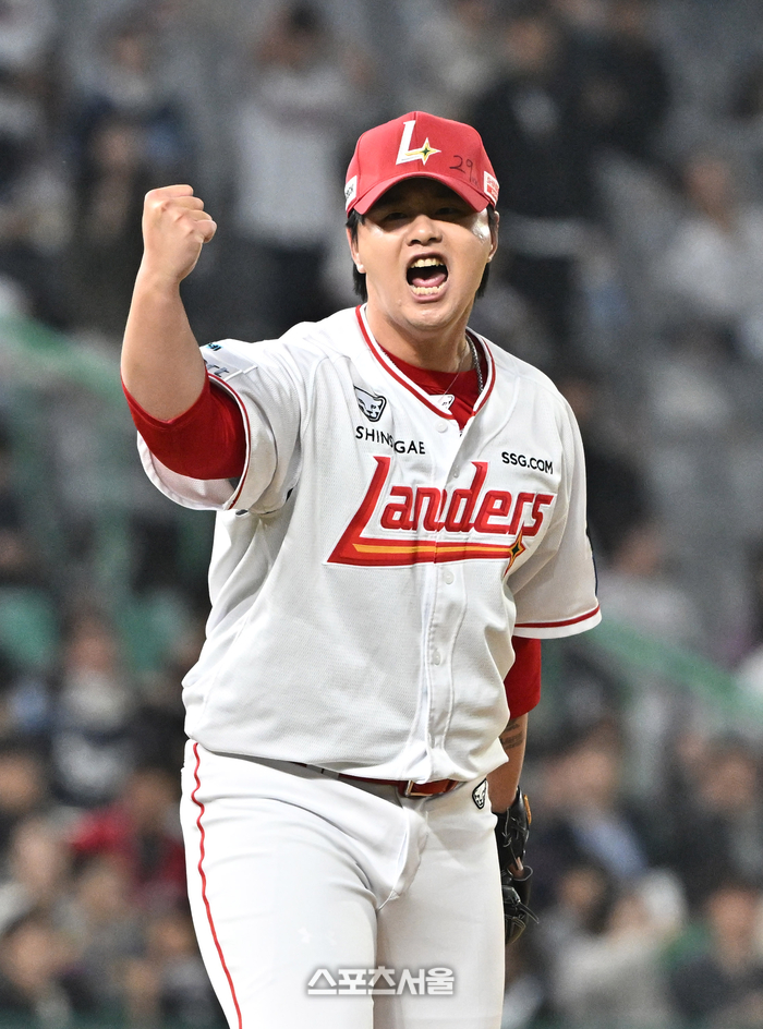 [포토]SSG 김민, 위기 넘겼다!