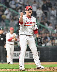 [포토]만루 위기 넘긴 SSG 김민, 실점은 없다!