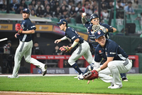 [포토]정준재의 번트 타구 처리하는 윤준호