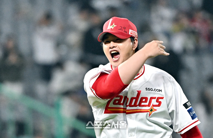 [포토]SSG 김민, 만루 위기 탈출!