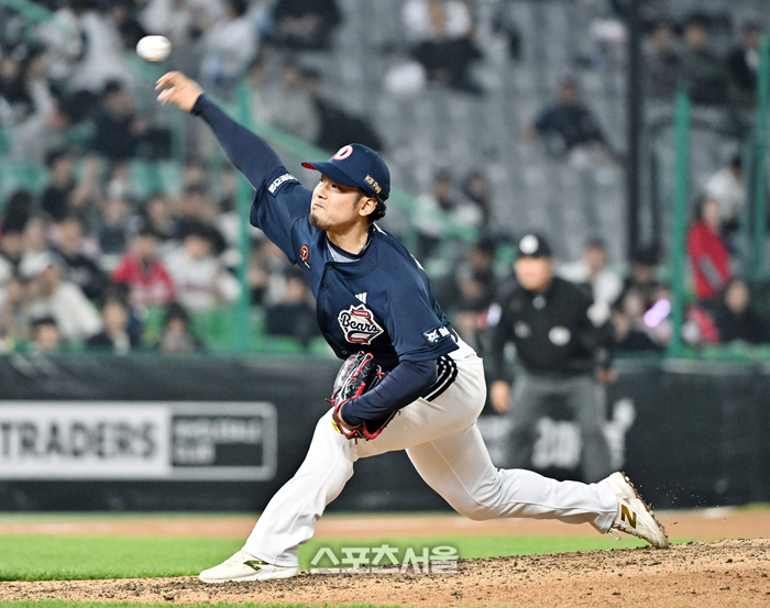 [포토]힘차게 공 뿌리는 두산 타무라