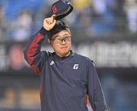 [포토] 승리 거둔 김태형 감독 ‘미소 활짝’