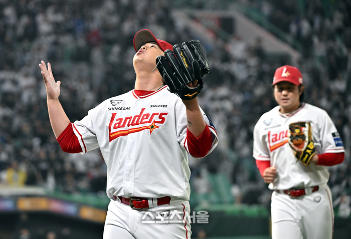 [포토]SSG 김민, 실점 없이 만루 위기 탈출