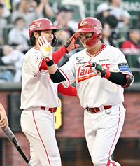 [포토]고명준의 홈런을 축하하는 최정