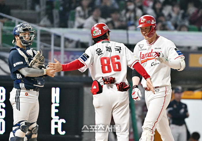 [포토]솔로 홈런으로 달아나는 SSG 오태곤