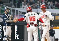 [포토]솔로 홈런으로 달아나는 SSG 오태곤