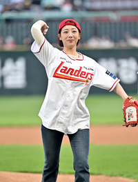 [포토]시구하는 임민소 아나운서