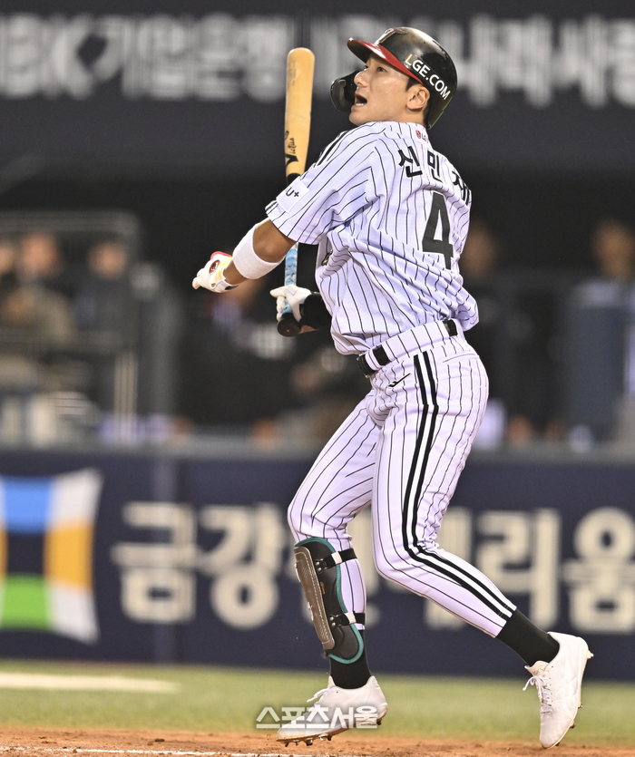 [포토] 파울 신민재 ‘어디로 날아가는 거야?’