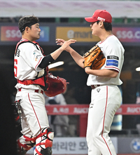 [포토]승리의 세리머니를 하는 SSG 조병현과 이지영