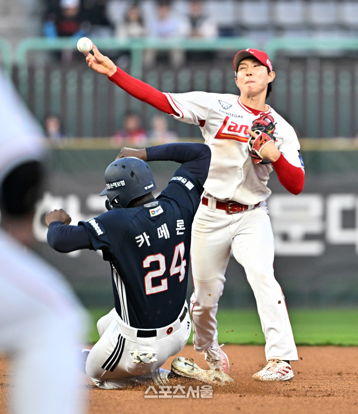 [포토]SSG 박성한, 1루 주자는 잡았고!