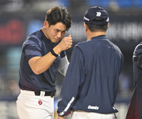 [포토] 2승 챙긴 김진욱, 김태형 감독과 하이파이브