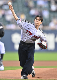 [포토] 시구하는 하이라이트 윤두준