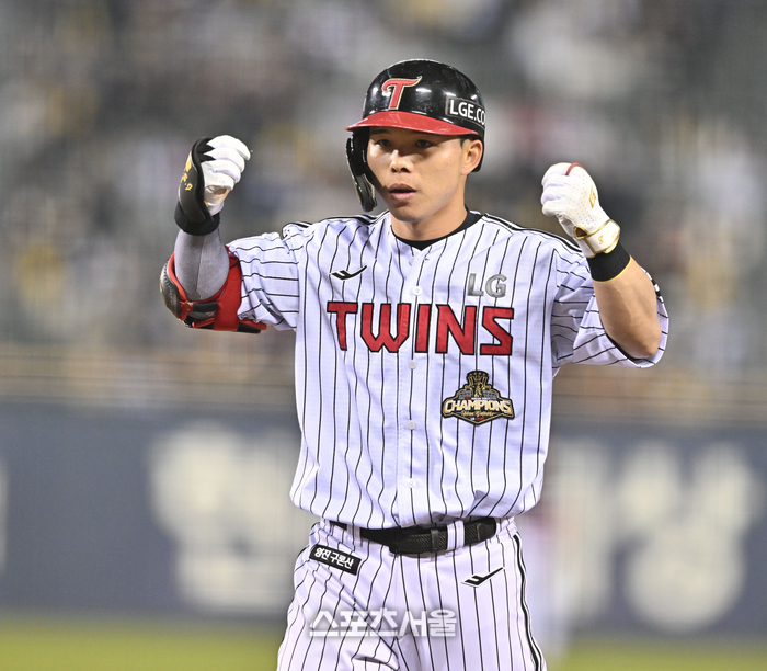 문성주 '결승 적시타' 작렬! LG, 주중 '엘롯라시코' 위닝시리즈 챙겼다... 1위 삼성 '맹추격' [SS잠실in]