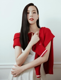 지수, 앞머리 더하자 확 달라졌다…우아함에 러블리 한 스푼