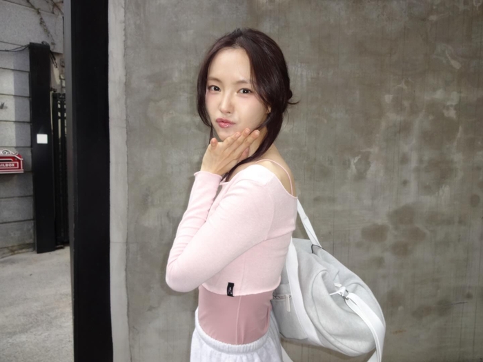 손나은, 봄기운 머금은 ‘발레코어룩’으로 유연성 과시