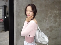 손나은, 봄기운 머금은 ‘발레코어룩’으로 유연성 과시