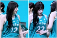 ‘뱃살 제로(?)’라고 우기는 치어리더 하지원...악착같이 확인하는 장난꾸러기 동료들의 장난삼매경